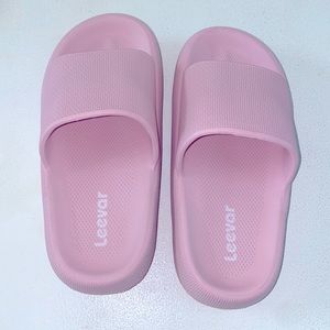Cloud slippers. Pink. Size 6-7 fits more like a 6. New. Perfect condition!!